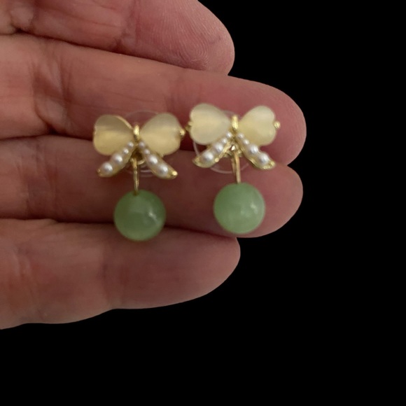 BUTTERFLY BOW MINI PEARLS AND GREEN JADE DROP SMALL JAPANESE EARRINGS - Picture 4 of 5